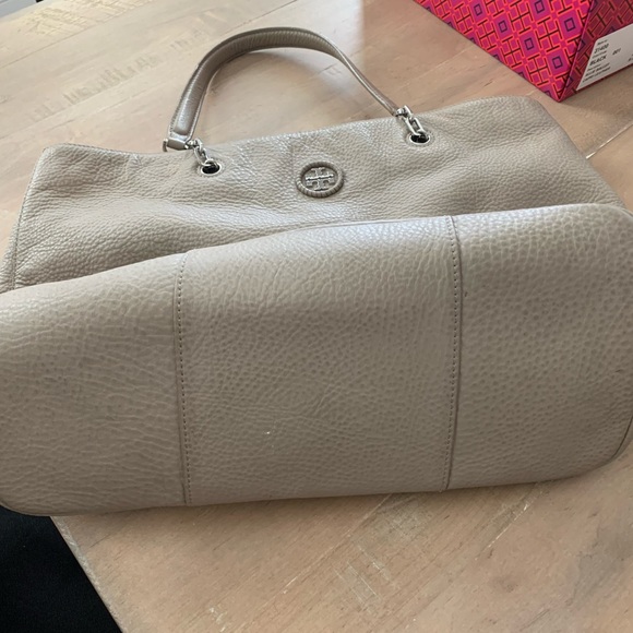 Tory Burch large leather shoulder tote/purse taupe/gray with silver chain - Picture 3 of 5